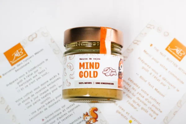 Mind Gold – Beurre de Noix de Cajou La clarté dans une cuillère. Mind Gold est une parenthèse de douceur. Naturellement sucré avec du miel, ultra crémeux, il nourrit ton esprit et ton corps sans surcharge. 🌞 Aucun sucre ajouté, seulement le miel comme douceur naturelle. ✔ Source de tryptophane, zinc et bons lipides ✔ Favorise le calme mental, la concentration et l’humeur stable ✔ Bonne teneur en protéines végétales et minéraux 🕒 À intégrer dans les bowls du matin, les sauces salées, ou en collation l’après-midi pour rester focus et léger.